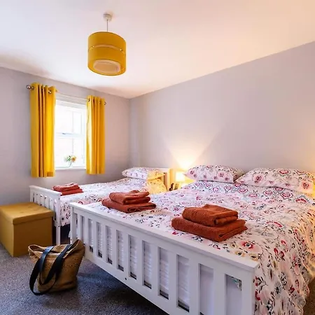Townhouse Harbour Retreat & Free Parking Sleeps 6 *