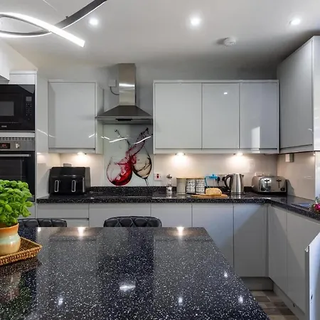 Townhouse Harbour Retreat & Free Parking Sleeps 6