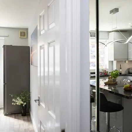 Townhouse Harbour Retreat & Free Parking Sleeps 6 Scarborough