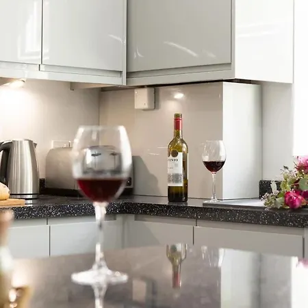 Townhouse Harbour Retreat & Free Parking Sleeps 6