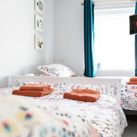 Townhouse Harbour Retreat & Free Parking Sleeps 6 Scarborough