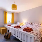 Townhouse Harbour Retreat & Free Parking Sleeps 6 *