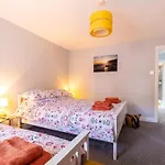 Townhouse Harbour Retreat & Free Parking Sleeps 6 Scarborough