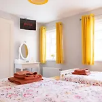 Townhouse Harbour Retreat & Free Parking Sleeps 6 *