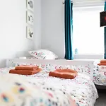 Townhouse Harbour Retreat & Free Parking Sleeps 6 Scarborough