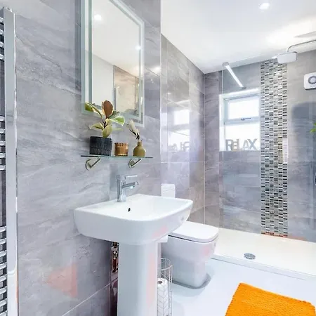 Townhouse Harbour Retreat & Free Parking Sleeps 6 度假居